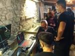 Jaume Collboni escuchando las explicaciones sobre c&oacute;mo se desarrolla un videojuego