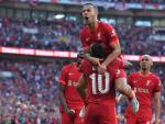Thiago y sus compa&ntilde;eros celebran un gol del Liverpool.