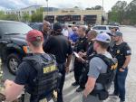 Agentes de la Polic&iacute;a de Columbia reunidos tras un tiroteo en un centro comercial.