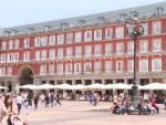 La Plaza Mayor de Madrid se llena de turistas