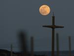 La luna llena, llamada luna rosa, en la noche de S&aacute;bado Santo en Logro&ntilde;o.