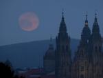 La Superluna de Pascua, o superluna rosa, sale esta noche de s&aacute;bado sobre Santiago de Compostela.