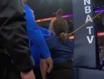 Una mujer se encadena en el Grizzlies vs Minnessota Timberwolves