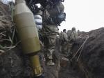 Los militares ucranianos toman su posici&oacute;n en una zona entre las &aacute;reas de Luhansk y Donetsk, Ucrania, el 18 de abril de 2022.