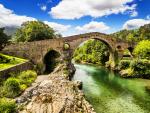 Puente medieval de Cangas de On&iacute;s, la primera capital del reino asturiano.