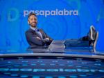 El presentador Roberto Leal posa en el plat&oacute; de 'Pasapalabra'.