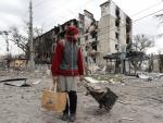 Una mujer camina entre edificios destruidos por los bombardeos en la ciudad ucraniana de Mari&uacute;pol, el 19 de abril de 2022.