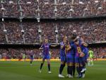 Las jugadoras del Bar&ccedil;a celebran un gol en el Camp Nou
