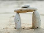 Piedras en equilibrio en la playa.
