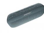 El Bose Soundlink Flex est&aacute; disponible en negro, beige y azul, es resistente al agua y a las ca&iacute;das