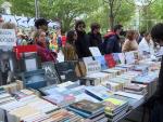 La Cuesta de Moyano de Madrid se llena de lectores por el D&iacute;a del Libro