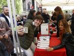 La escritora Mar&iacute;a Due&ntilde;as posa para una foto mientras firma ejemplares de sus libros en el Paseo de Gr&agrave;cia, Barcelona.