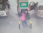 Un cliente se cans&oacute; de esperar y reaccion&oacute; con un brutal cabezazo contra un empleado de una gasolinera