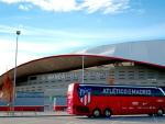 Imagen del autob&uacute;s oficial del Atl&eacute;tico de Madrid junto al Wanda Metropolitano.