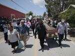 Familiares y amigos asisten al funeral de Debanhi Escobar, en el pante&oacute;n La Laguna, en el municipio de Galeana, estado de Nuevo Le&oacute;n (M&eacute;xico).