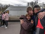 Civiles evacuados de zonas ocupadas por Rusia en el sur de Ucrania, a su llegada a la ciudad ucraniana de Zaporiyia, el 23 de abril de 2022.