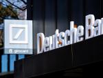 El logotipo de Deutsche Bank cuelga sobre la entrada de una sucursal en el centro de la ciudad de Oldenburg.