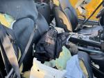 El interior del coche destrozado después del ataque del oso.