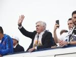 El entrenador del Real Madrid, Carlo Ancelotti, saluda a la afici&oacute;n en la llegada del autob&uacute;s a Cibeles para festejar LaLiga.