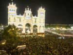 'Alumbrao' de las miles de bombillas de la Puerta de la Feria de Abril de Sevilla.