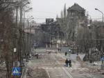 Da&ntilde;os por los bombardeos en la avenida Mira, en el centro de Mari&uacute;pol, Ucrania, el 12 de abril de 2022.