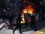 Manifestantes queman mobiliario urbano durante las protestas del Primero de Mayo en París.