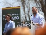 El presidente nacional de Vox, Santiago Abascal, y la candidata de Vox en Andaluc&iacute;a, Macarena Olona, en el acto celebrado en C&aacute;diz por su partido con motivo del 1 de Mayo.