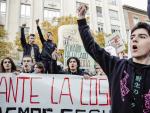 Varios estudiantes se movilizan en contra de las reformas universitarias de la &lsquo;ley Castells' y la &lsquo;ley de convivencia universitaria&rsquo;, frente al Congreso de los Diputados, a 18 de noviembre de 2021, en Madrid (Espa&ntilde;a).