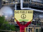 Activistas de Greenpeace escalan una central de gas en M&aacute;laga.