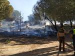 Arden 20 chabolas por un incendio en un asentamiento en Lucena del Puerto (Huelva)