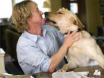 Owen Wilson con un perro en 'Una pareja de tres'