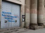 Pintadas de 'C&aacute;ritas desahucia' en la puerta de la Iglesia de Sant Andreu del Palomar, en Barcelona, para denunciar que la organizaci&oacute;n quiere ejecutar el desalojo de Maia y Le&oacute;n el pr&oacute;ximo 18 de mayo.