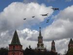 Un avi&oacute;n ruso repuesta en vuelo, sobre el Kremlin, duranta un ensayo del desfile de la victoria en Mosc&uacute; (Rusia).