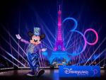 Mickey Mouse y la Torre Eiffel con los colores del 30 Aniversario de Disneyland Paris.