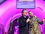 Bono, de U2, junto con el cantante ucraniano Taras Topolya, de la banda Antytila, que ahora sirve en el ej&eacute;rcito ucraniano, durante su actuaci&oacute;n en la estaci&oacute;n de metro de Khreshatyk, en Kiev, Ucrania