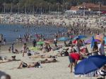 Las altas temperaturas en las R&iacute;as Bajas llenaron la playa de Samil en Vigo, el 8 de mayo de 2022.
