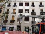 Bomberos de Madrid inspeccionando el edificio de General Pardi&ntilde;as donde se produjo la explosi&oacute;n.