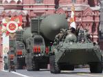 Los lanzadores de misiles balísticos intercontinentales Yars recorren la Plaza Roja, durante el desfile del Día de la Victoria en Moscú.