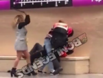Momento en el que la mujer arrestada golpea al vigilante con la porra.