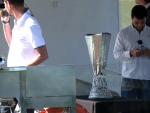 El Ayuntamiento de Sevilla expone la copa de la UEFA Europa League