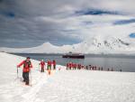Pasajeros de Hurtigruten desembarcando en la Ant&aacute;rtida.