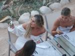 La influencer Perrie Edwards, con unas amigas, en Ibiza, en una imagen de archivo.