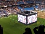 El Santiago Bernab&eacute;u, con pantallas en el centro durante una final de Champions