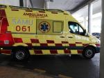 Una ambulancia de soporte vital b&aacute;sico del SAMU 061 de Baleares, aparcada en el Hospital Son Espases.