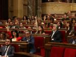 Junts y ERC votan a favor de la dimisi&oacute;n de la ministra de Defensa, Margarita Robles, en el Pleno del Parlament de este jueves. El PSC ha votado en contra.