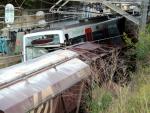 El vag&oacute;n de un tren de mercanc&iacute;as encastado contra uno de pasajeros de Ferrocarrils (FGC) en un choque en el que ha muerto el maquinista de este &uacute;ltimo.