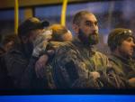 Combatientes ucranianos son trasladados en un autob&uacute;s tras su evacuaci&oacute;n de la acer&iacute;a de Azovstal, en Mari&uacute;pol, despu&eacute;s de rendirse a las tropas rusas.