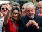 El expresidente de Brasil Luiz In&aacute;cio Lula da Silva, junto a su entonces novia, Ros&acirc;ngela da Silva, tras salir de prisi&oacute;n el 9 de noviembre de 2019, en Sao Bernardo do Campo (Brasil).