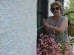 Una abuela intenta hacerse una foto con su vecina.