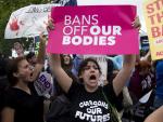 Manifestantes a favor del derecho al aborto protestan frente al Tribunal Supremo de EE UU, en Washington.
